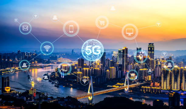 Combinación de la red 5G y la tecnología IoT en una ciudad inteligente (smart city).