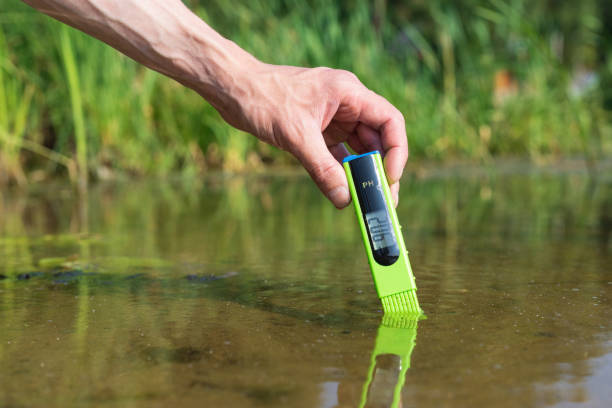 Fotografía que muestra un sensor de calidad midiendo la calidad del agua.