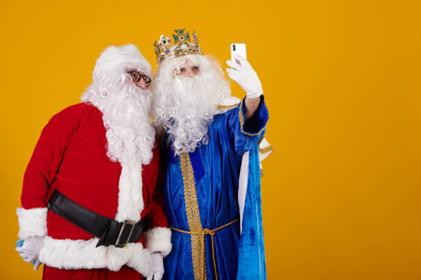 Una imagen de Papá Noel y un Rey Mago haciéndose una foto para ilustrar el artículo: 