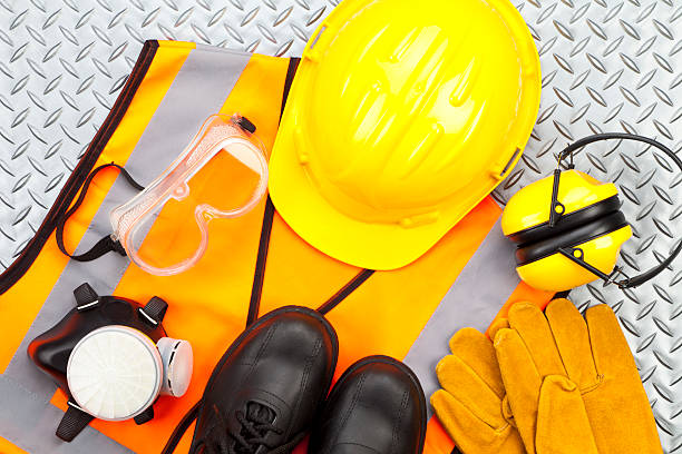 Equipo de Protección Individual (EPI): casco, gafas, botas, chaleco, cascos, botas... Los EPis permiten mejorar la seguridad en el trabajo.