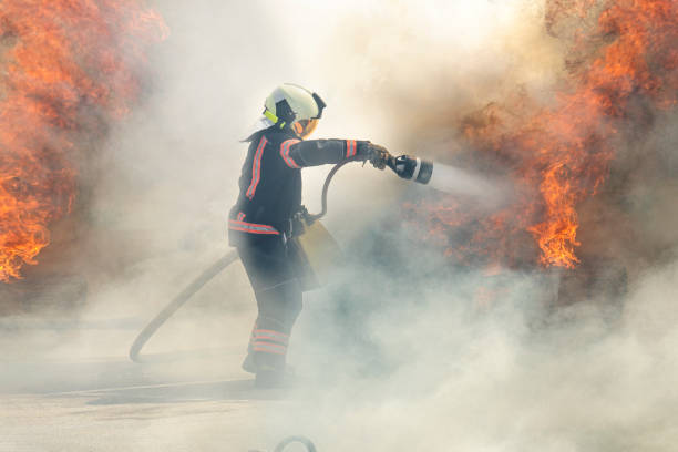 Un bombero apagando un fuego.