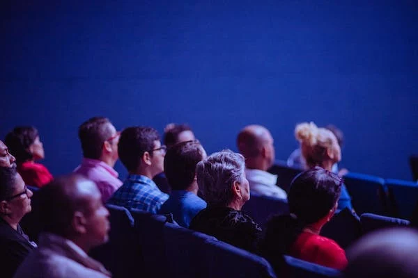 Personas asistentes a una charla o conferencia. Imagen colocada dentro del artículo "Los mejores eventos tecnológicos de abril 2024".